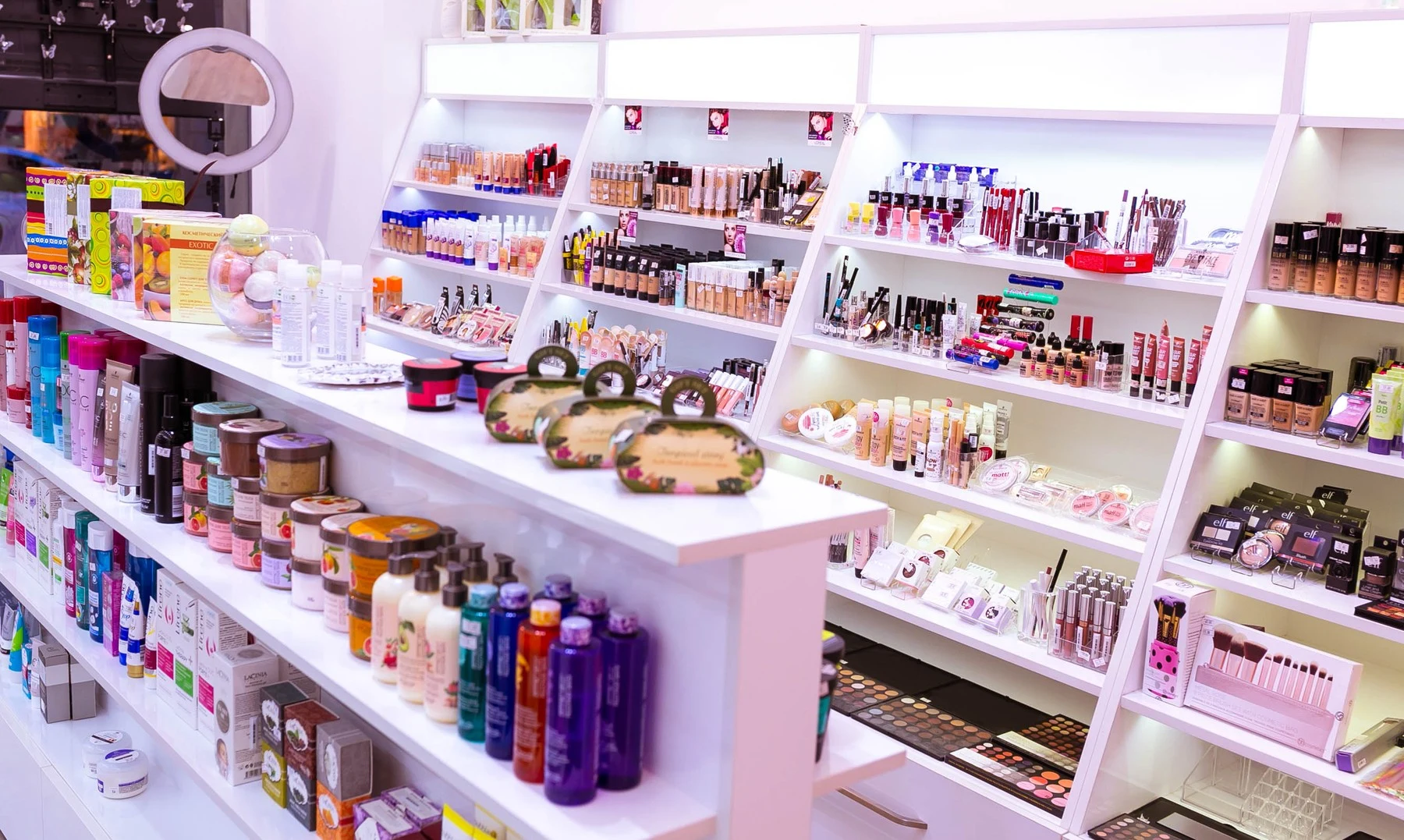 Полки с косметикой в магазине BODYCARE